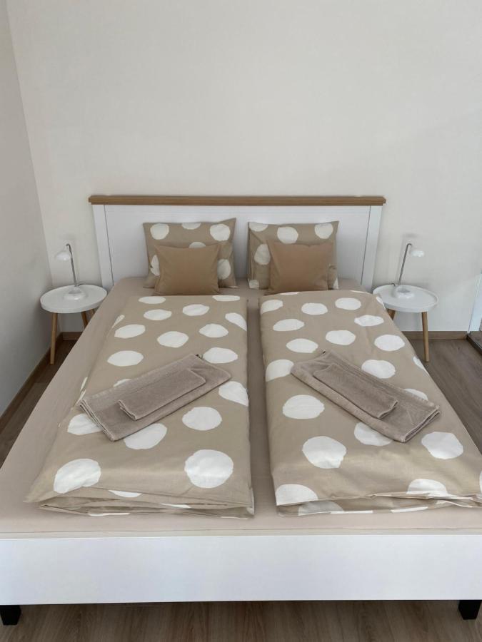 Lia Apartman - Private Parking Bratislava Buitenkant foto