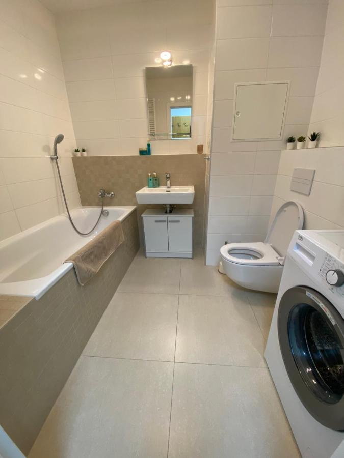 Lia Apartman - Private Parking Bratislava Buitenkant foto