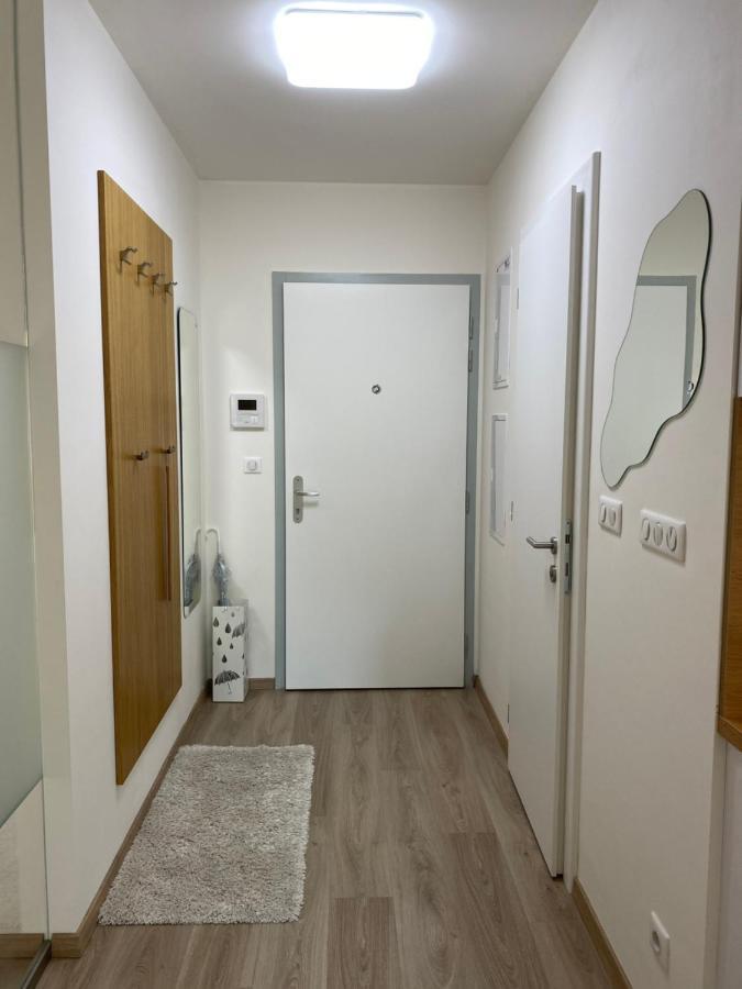 Lia Apartman - Private Parking Bratislava Buitenkant foto