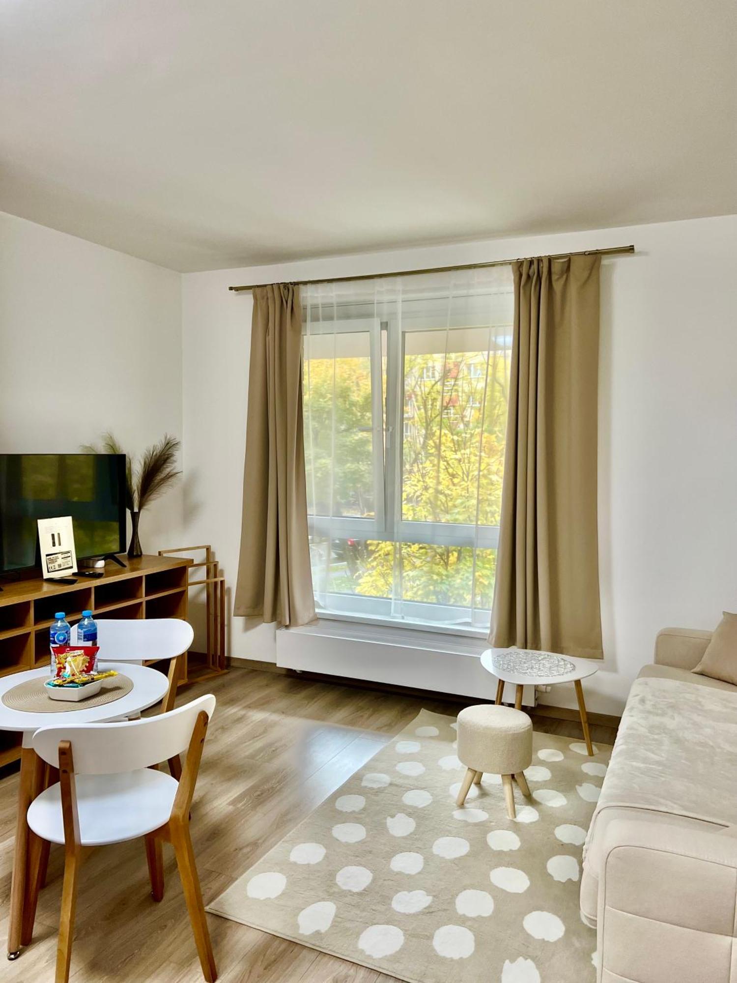 Lia Apartman - Private Parking Bratislava Buitenkant foto