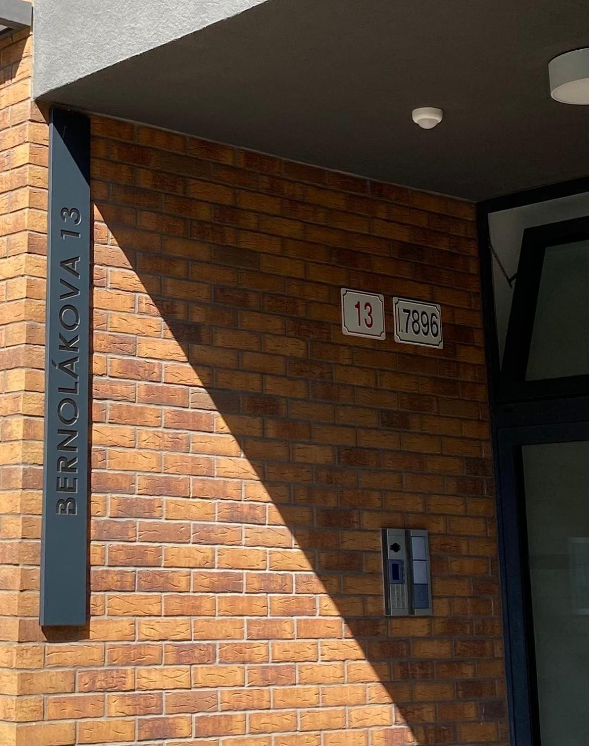 Lia Apartman - Private Parking Bratislava Buitenkant foto