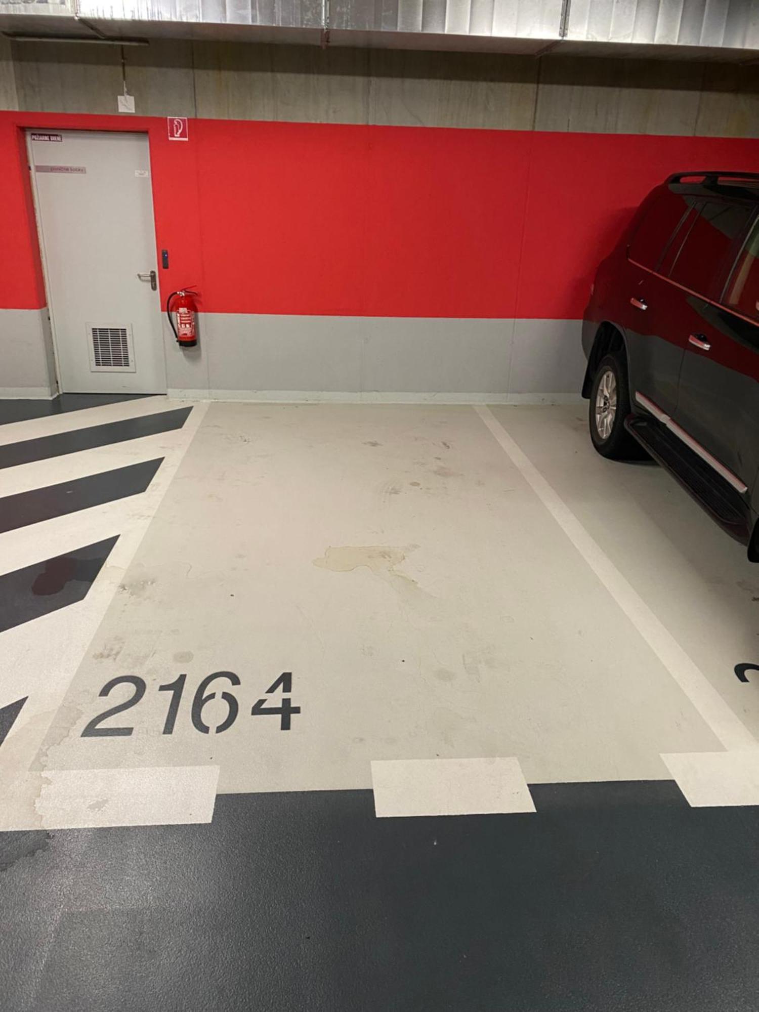 Lia Apartman - Private Parking Bratislava Buitenkant foto