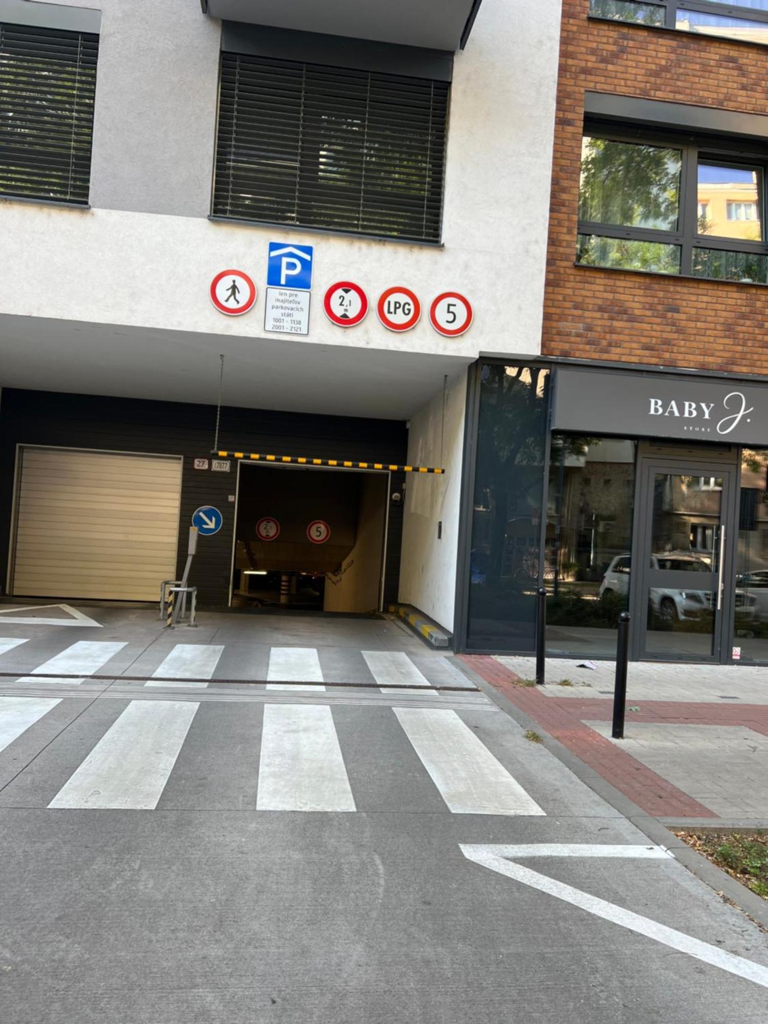 Lia Apartman - Private Parking Bratislava Buitenkant foto