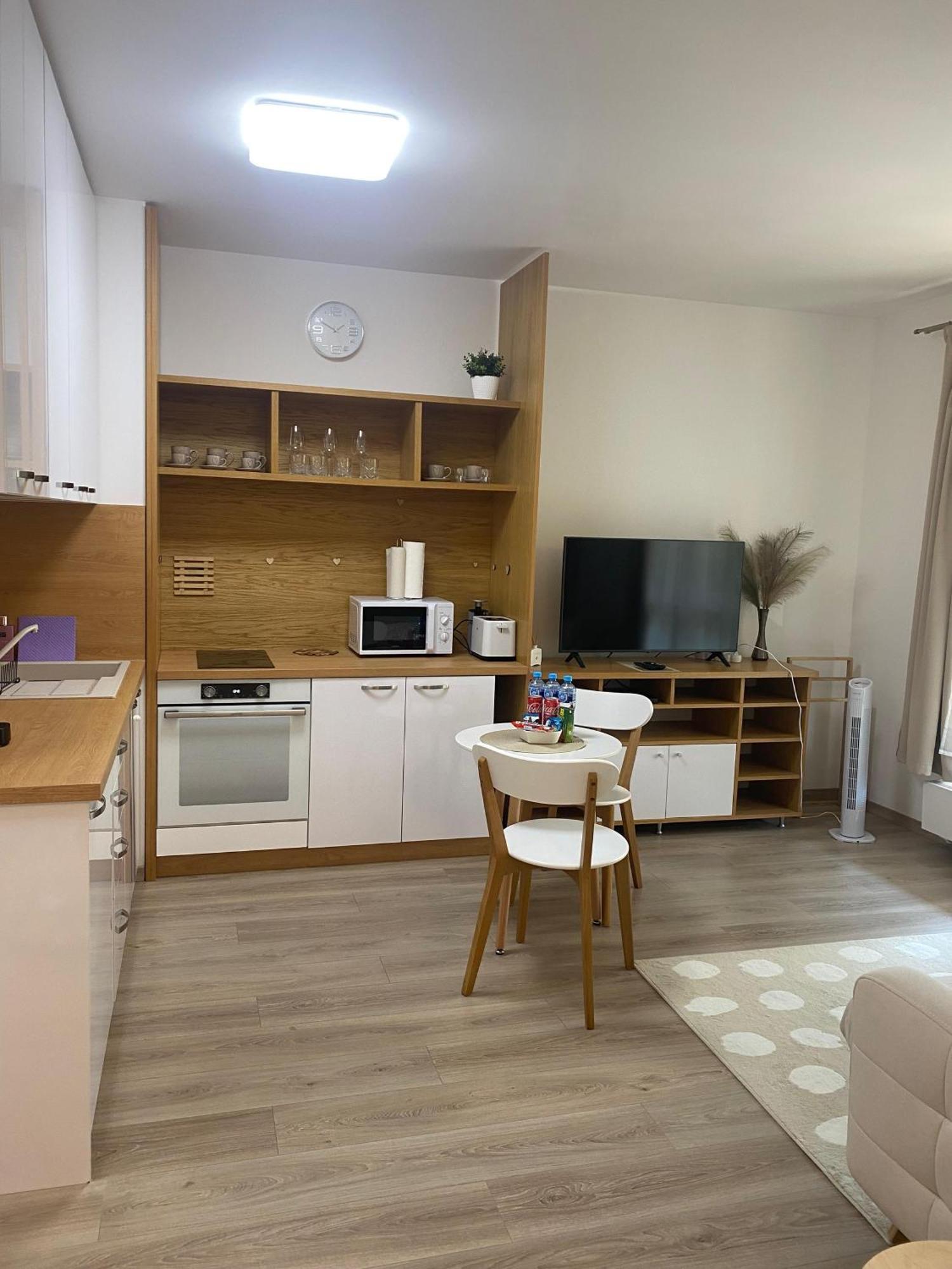Lia Apartman - Private Parking Bratislava Buitenkant foto