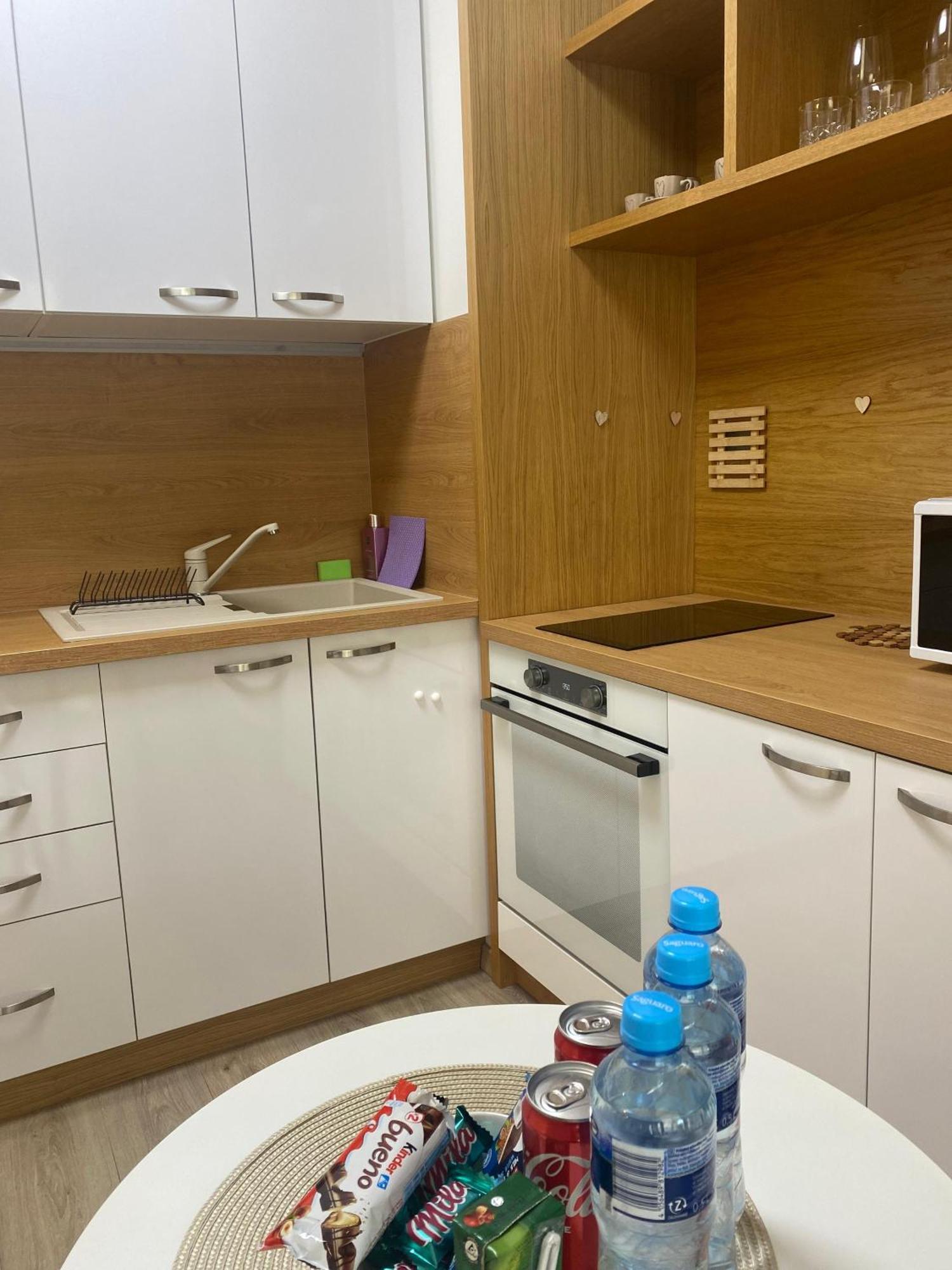 Lia Apartman - Private Parking Bratislava Buitenkant foto